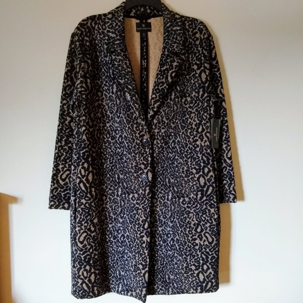 ANIMAL PRINT LIGHT COAT. NWT